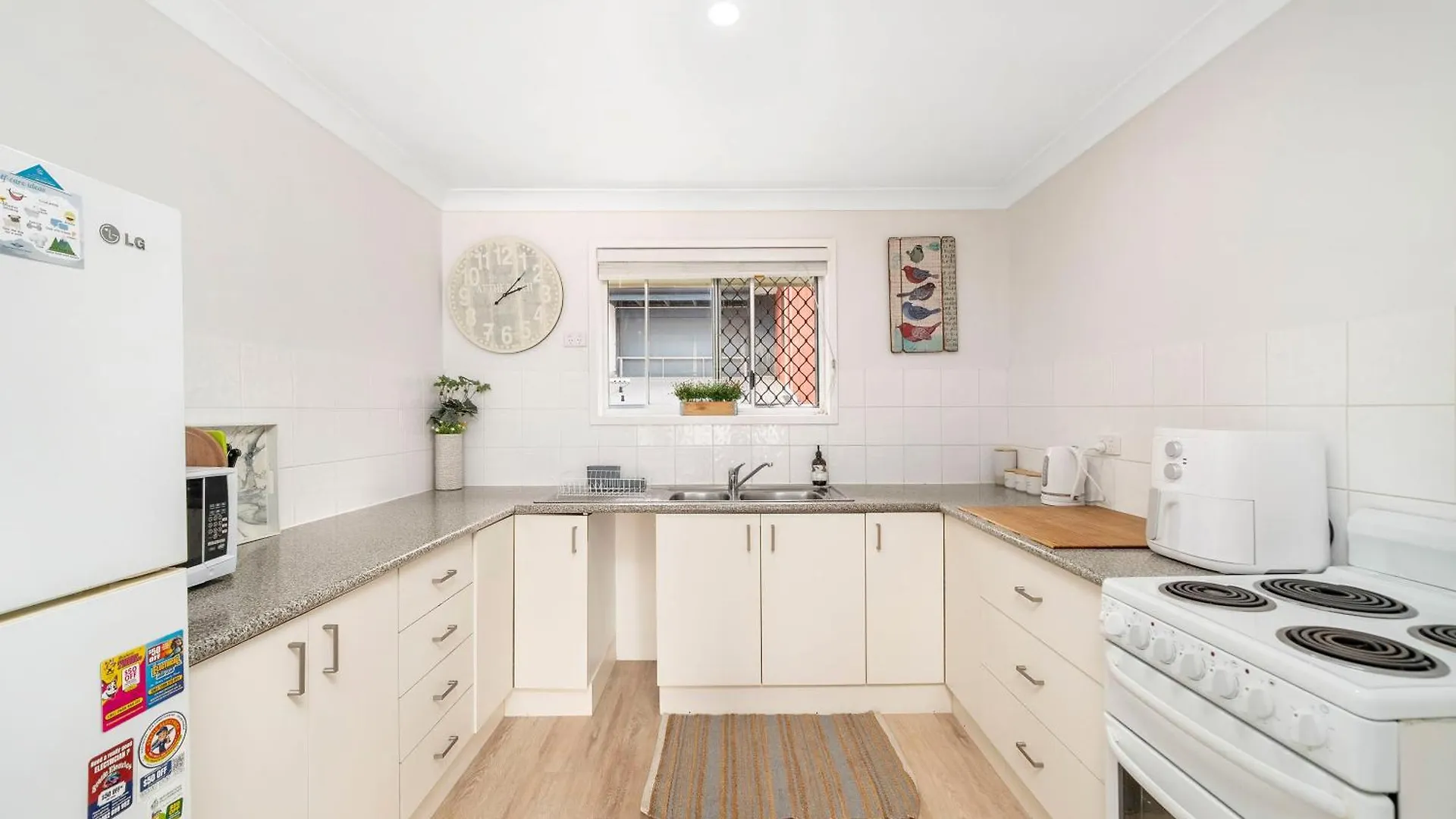 Salt-Air Serenity -Stylish 1-Bed Redcliffe