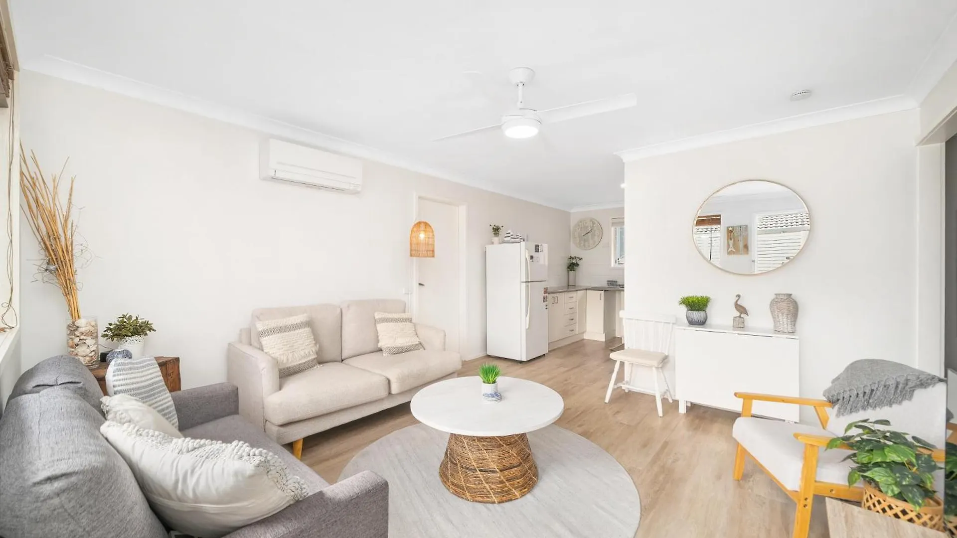 Salt-Air Serenity -Stylish 1-Bed Redcliffe Apartment