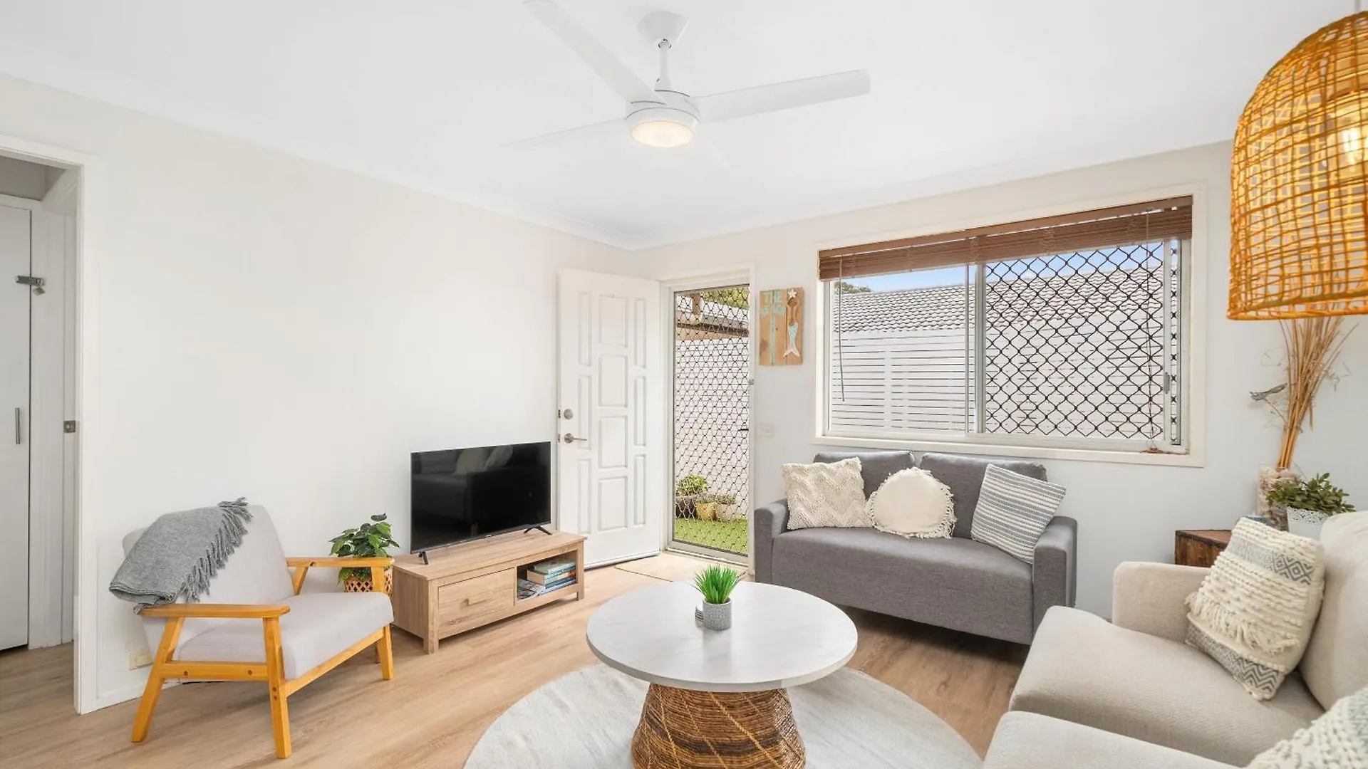 Salt-Air Serenity -Stylish 1-Bed Redcliffe